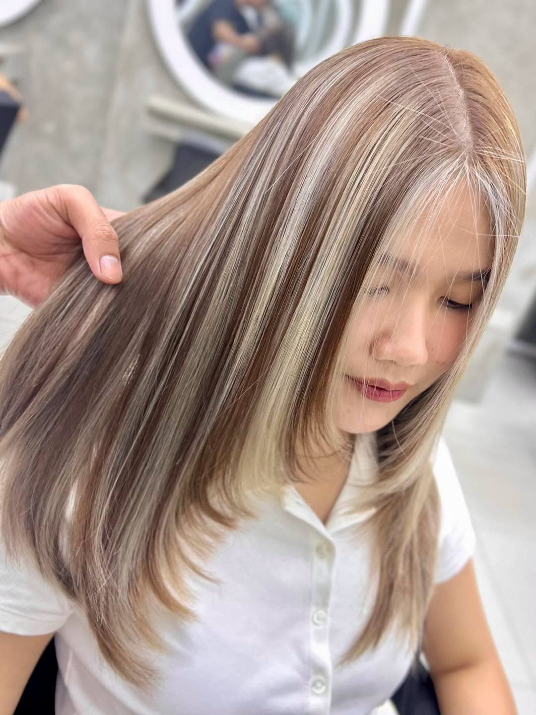 Straight ash-blonde hair with highlights