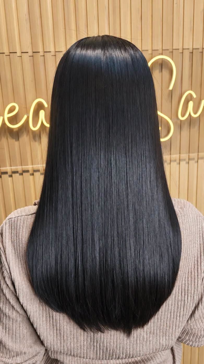 Smooth, glossy shoulder-length black hair at SandreaLee Salon